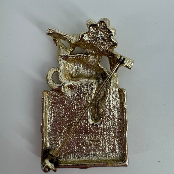 AJC Vintage Cat in Gift Box Brooch Gold Tone Christmas Holiday Pin - Picture 2 of 4